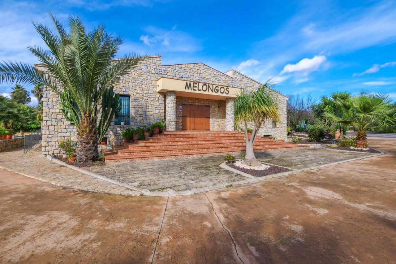 Melongos Villa *